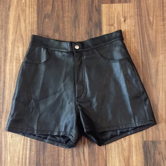 Beyond Leather Pants - 🦋 Leather Look Shorts Sz 7/8